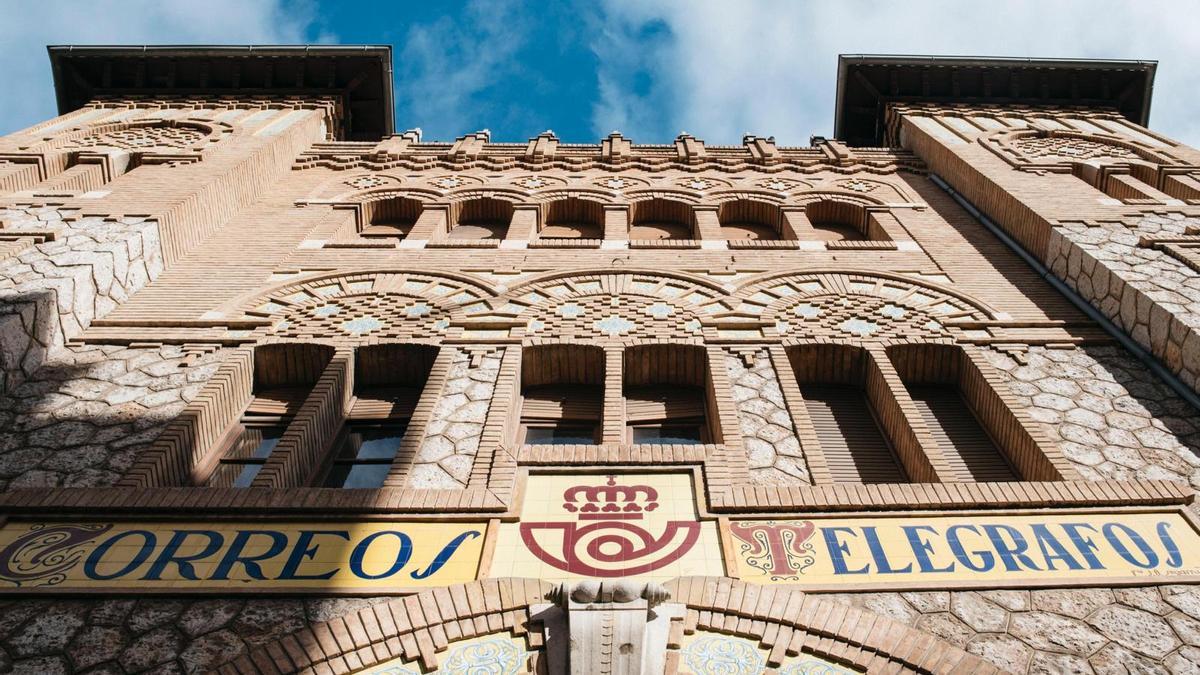 Imagen de la fachada del edificio de Correos en Castellón.