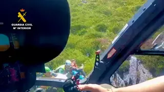 Triple rescate con helicópteros en los Picos de Europa: la Guardia Civil a una menor contusionada y Bomberos de Asturias a dos montañeros desorientados, sedientos y cansados