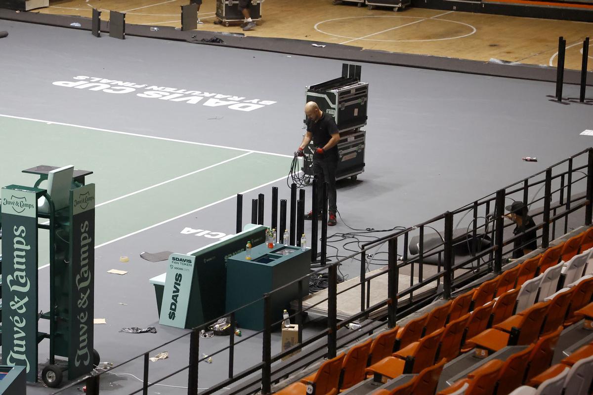 Desmontaje de las pistas de La Fonteta tras la Copa Davis Desmontaje de las pistas de La Fonteta tras la Copa Davis