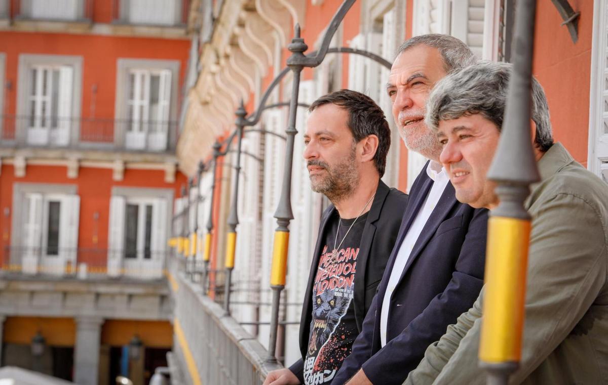 Los tres escritores, en un balcón del hotel madrileño donde han presentado el libro.