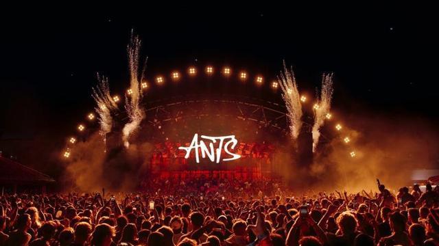 El escenario al aire libre de Ushuaïa Ibiza durante una fiesta de ANTS. | TNL