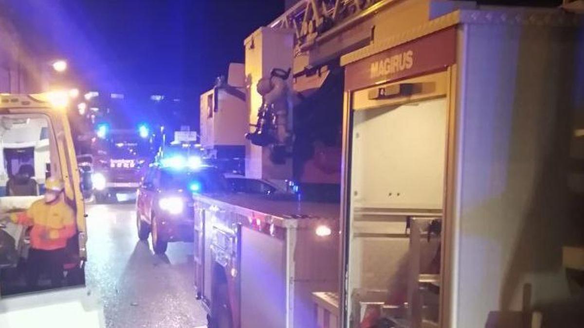 Los bomberos de la Generalitat trabajan en el edificio de Figueres.