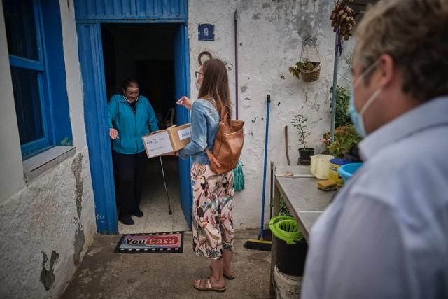 Recorrido con farmacéuticos por varios caseríos de Anaga, donde reparten medicamentos y atienden a personas en lugares aislados o con problemas para desplazarse  | 05/08/2020 | Fotógrafo: Andrés Gutiérrez Taberne