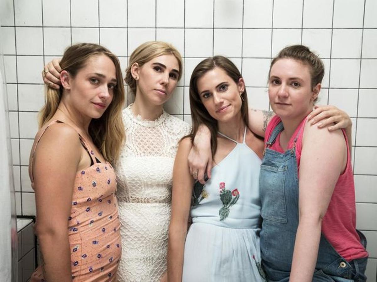 Lena Dunham con el elenco de 'Girls'. 