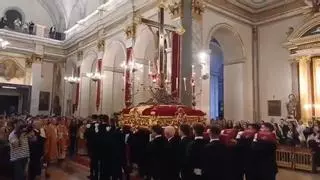 La imagen del Santísimo Cristo procesiona por primera vez tras su restauración en las patronales de la Vall d'Uixó