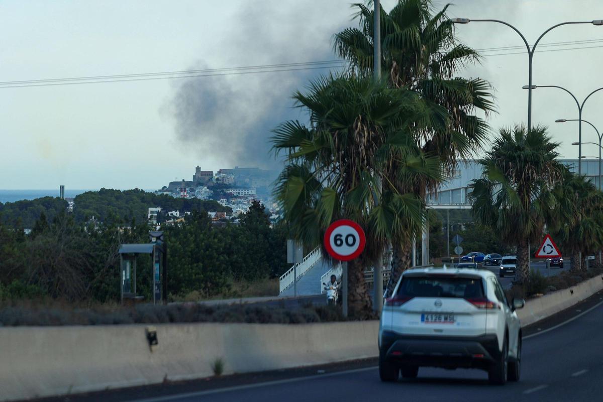Galería: alarma por un incendio en la Fundació Deixalles de Ibiza Galería: alarma por un incendio en la Fundació Deixalles de Ibiza