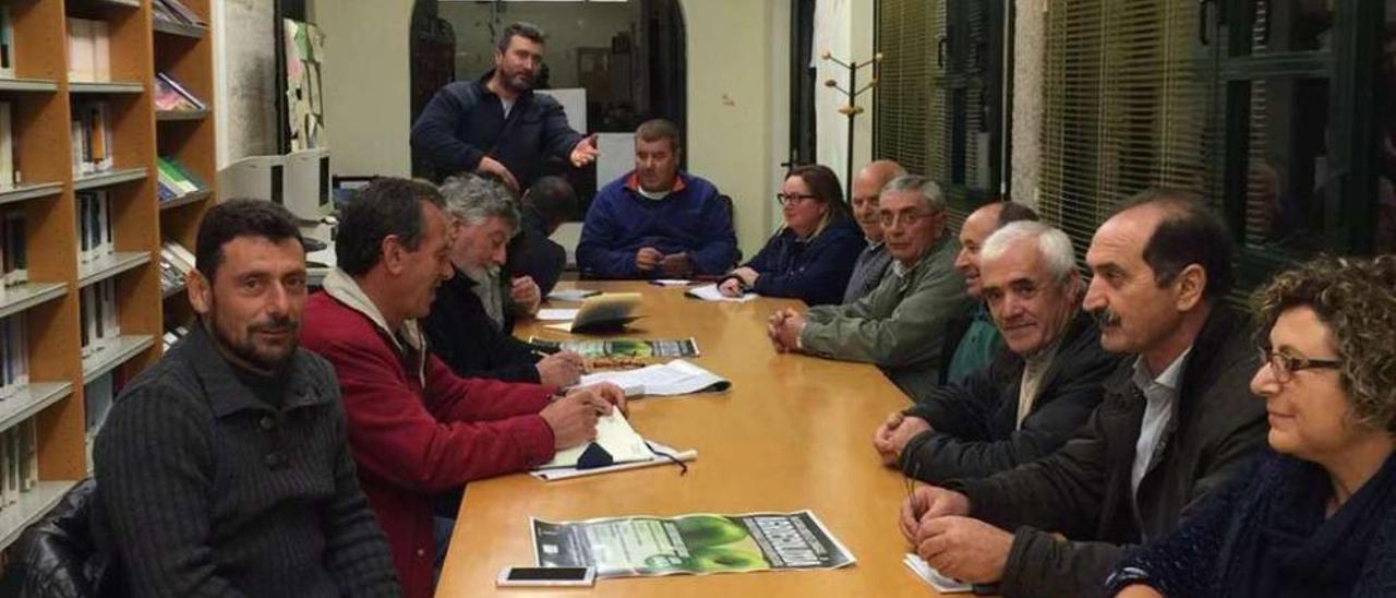 Colectivos vecinales, en una reunión reciente en la Escola Vella de O Hío // S.A.