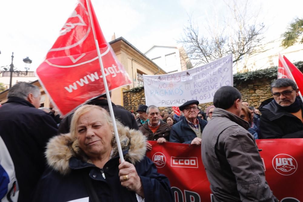 Manifestación de los jubilados frente a la sede de la Seguridad Social