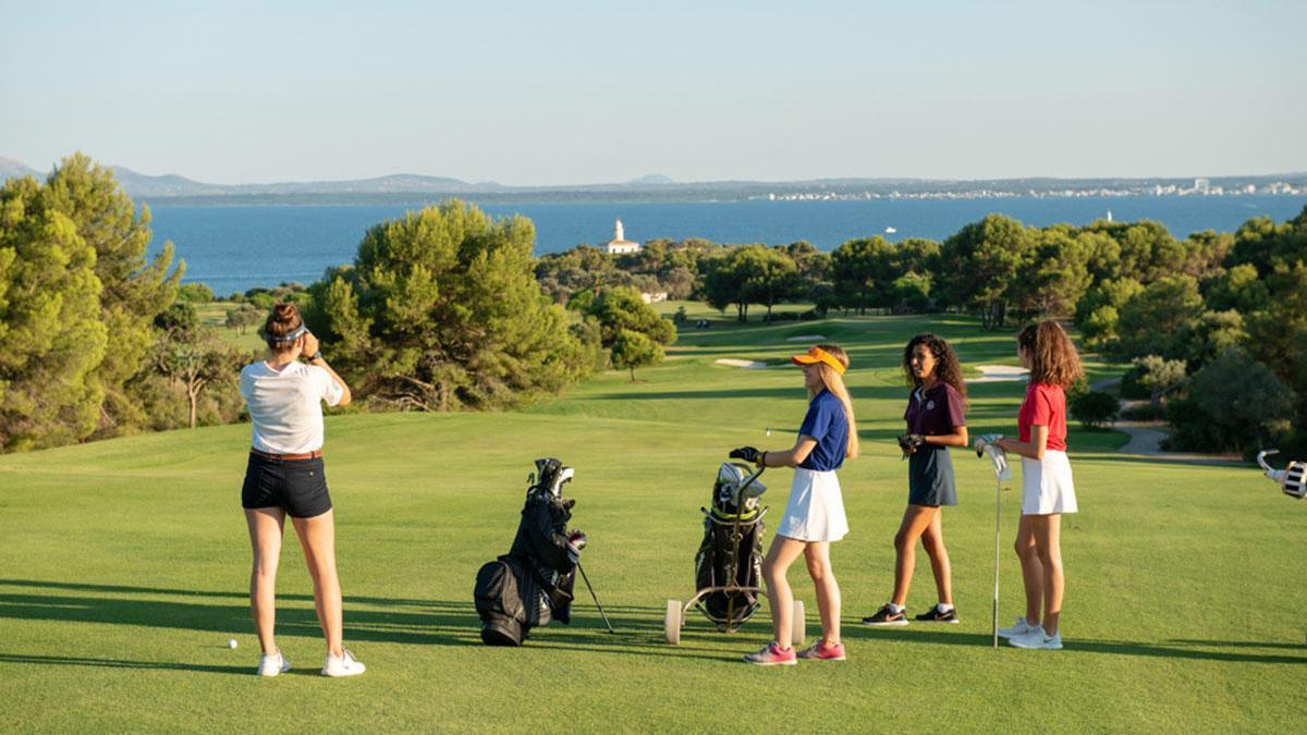 El golf es un deporte saludable apto para todas las edades.