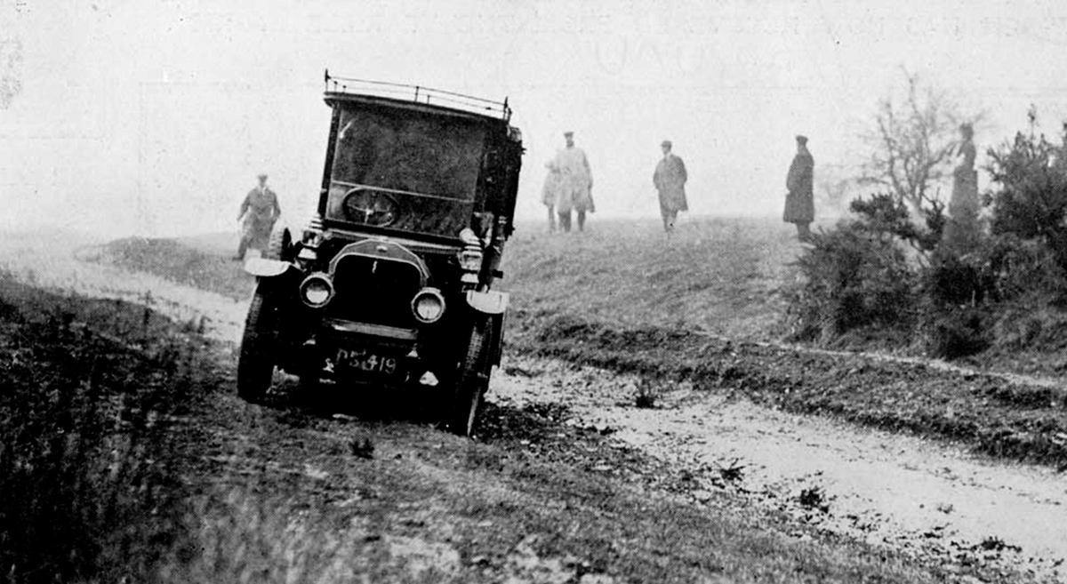 El Morris Cowley de Agatha Christie aparece abandonado en 1926 en un camino de Surrey durante las primeras pesquisas policiales por su desaparición, que duró once días.