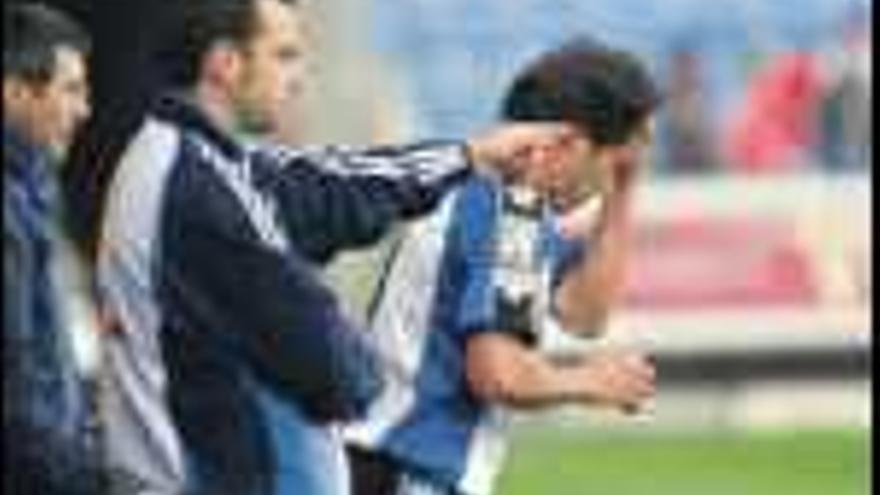 Sendoa se 

refresca con agua en la banda, durante el partido de ayer en Los Pajaritos