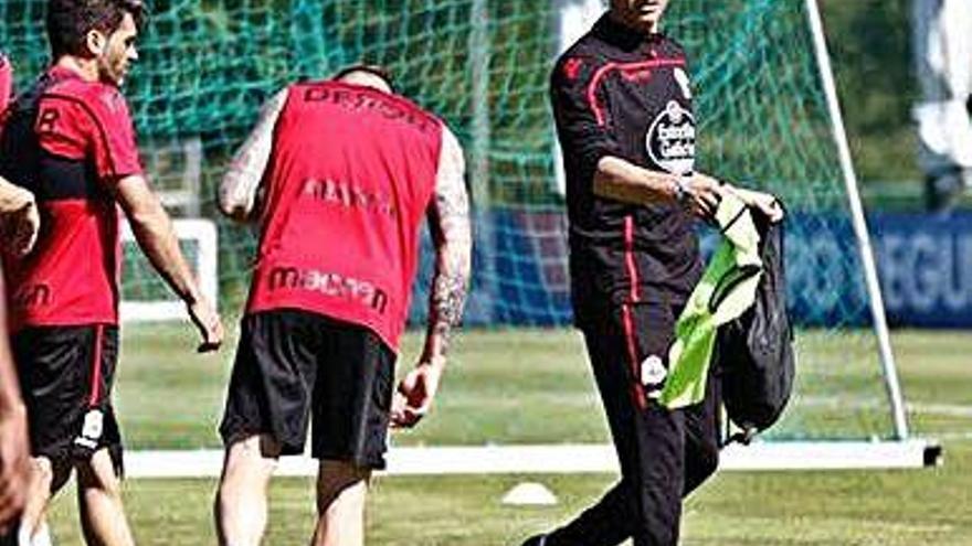 José Luis Martí reparte los petos durante el entrenamiento de ayer en Abegondo.