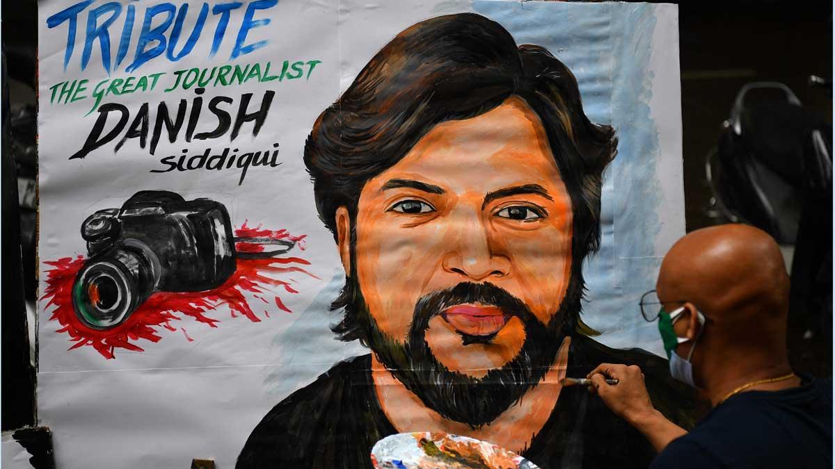 Un profesor de arte de una escuela de Bombay, en la India, finaliza un retrato en homenaje a Danish Siddiqui, el periodista de Reuters fallecido en un ataque de los talibanes en Afganistán.