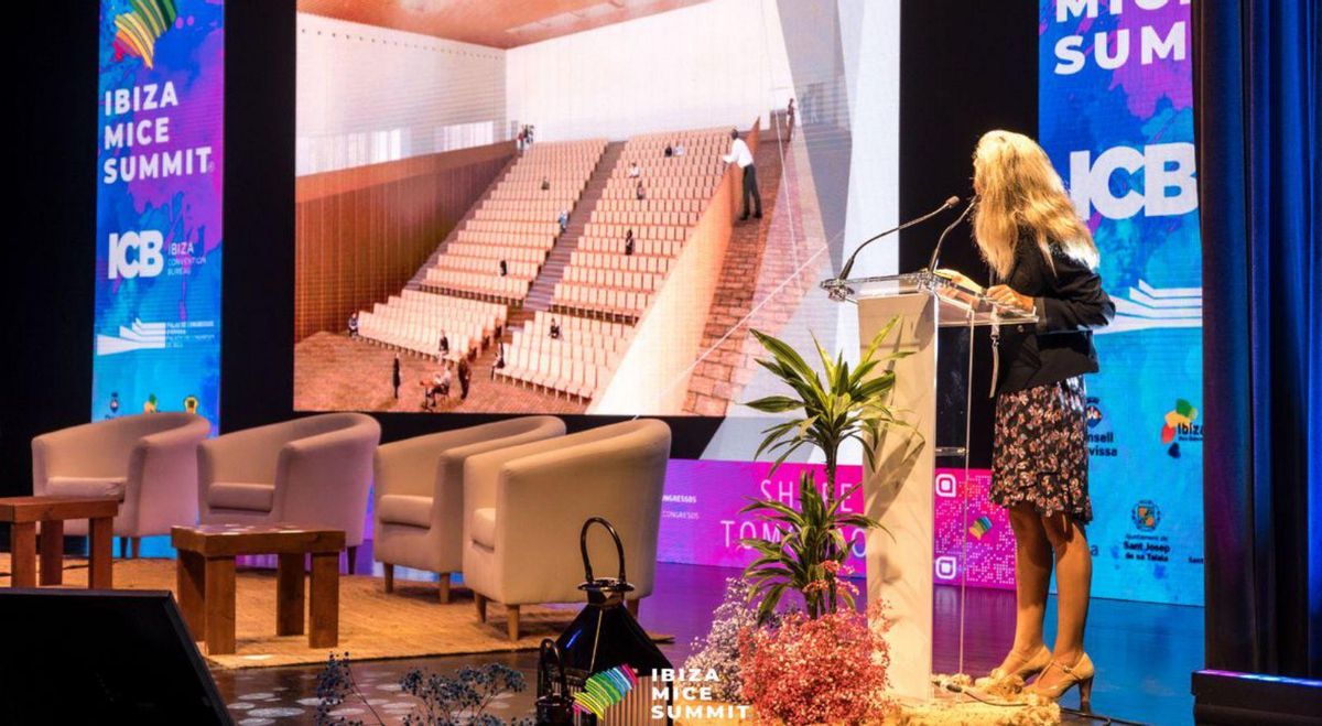 La alcaldesa de Santa Eulària des Riu, Carmen Ferrer, presenta la segunda fase del Palacio de Congresos de Ibiza.