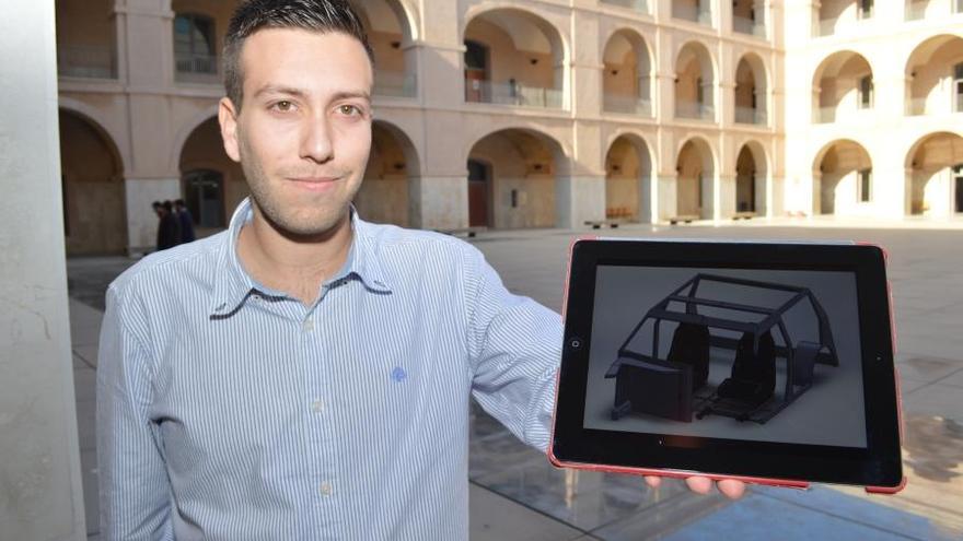 Juan Antonio muestra su diseño en la pantalla de la tableta.