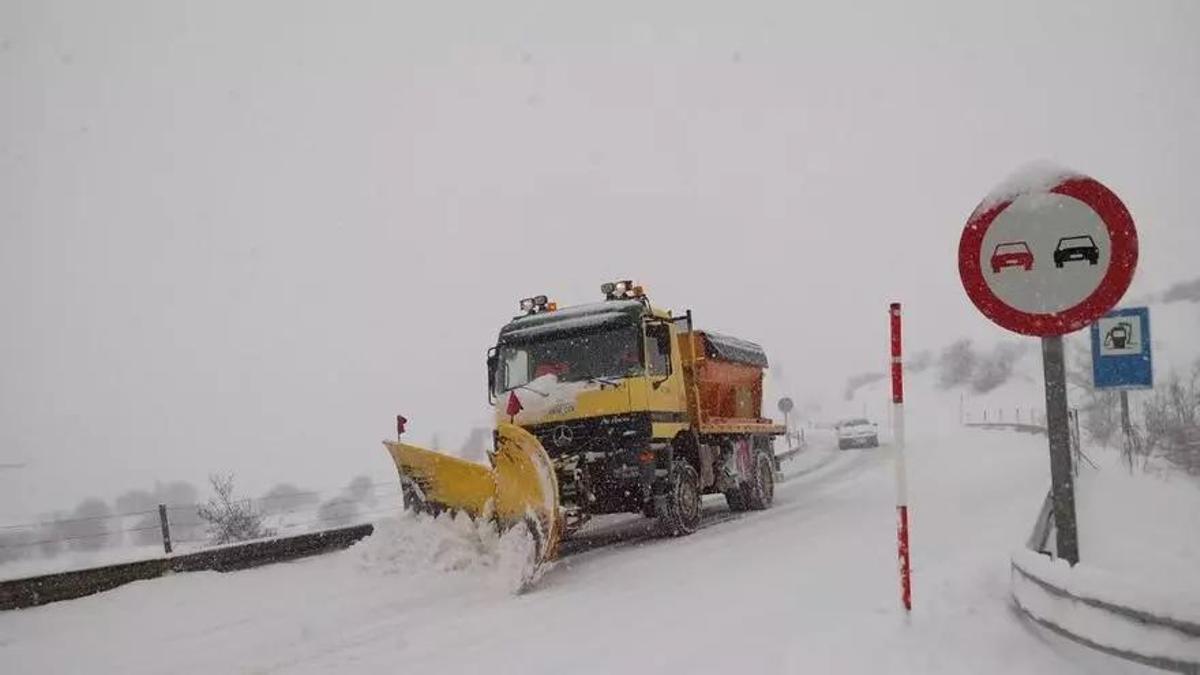 Imagen de archivo de una quitanieves en una carretera del Moncayo