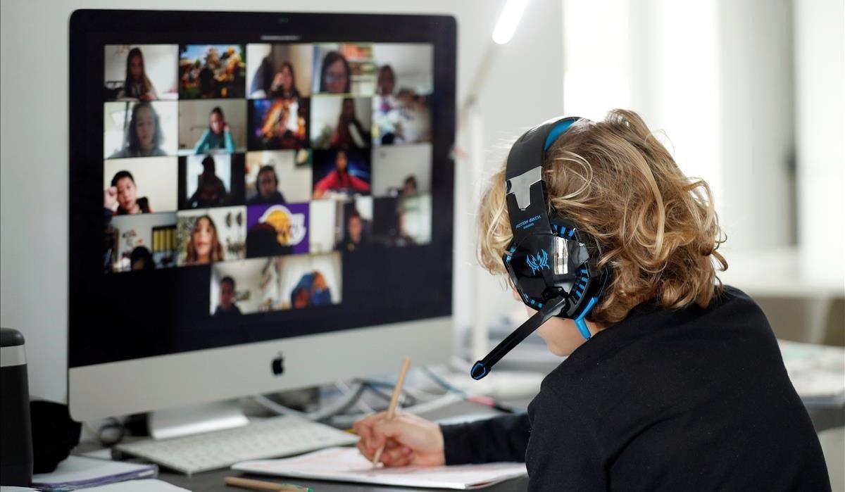 Un estudiante sigue una clase ’on line’ junto al resto de sus compañeros, en Barcelona el 2 de abril.