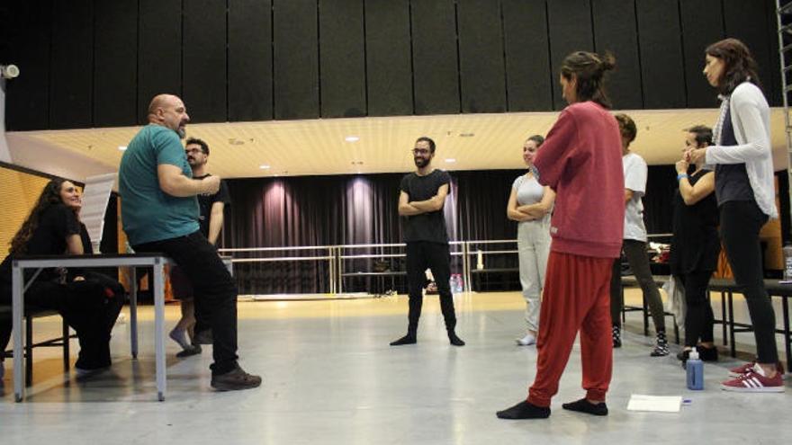 Mariano Llorente durante una sesión del taller con los actores y actrices.