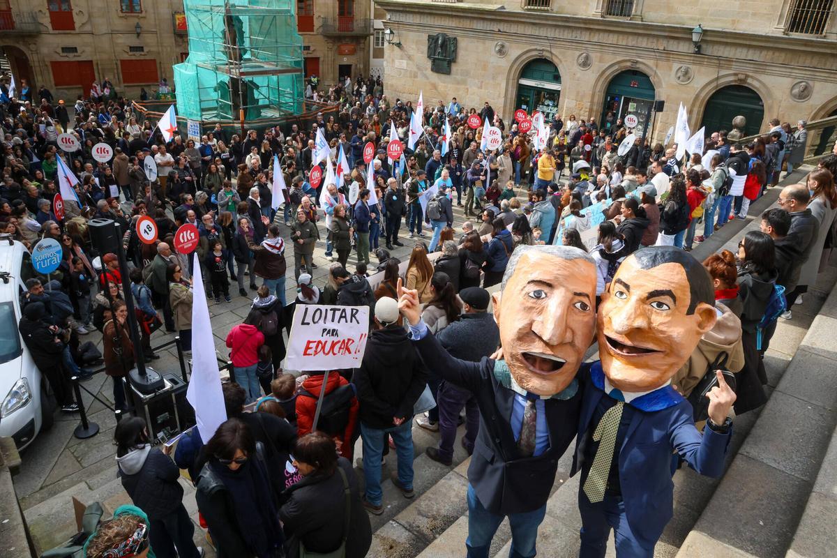 Dous cabezudos en representación de Alfonso Rueda e Román Rodríguez posan ao peche da manifestación na Praza das Praterías