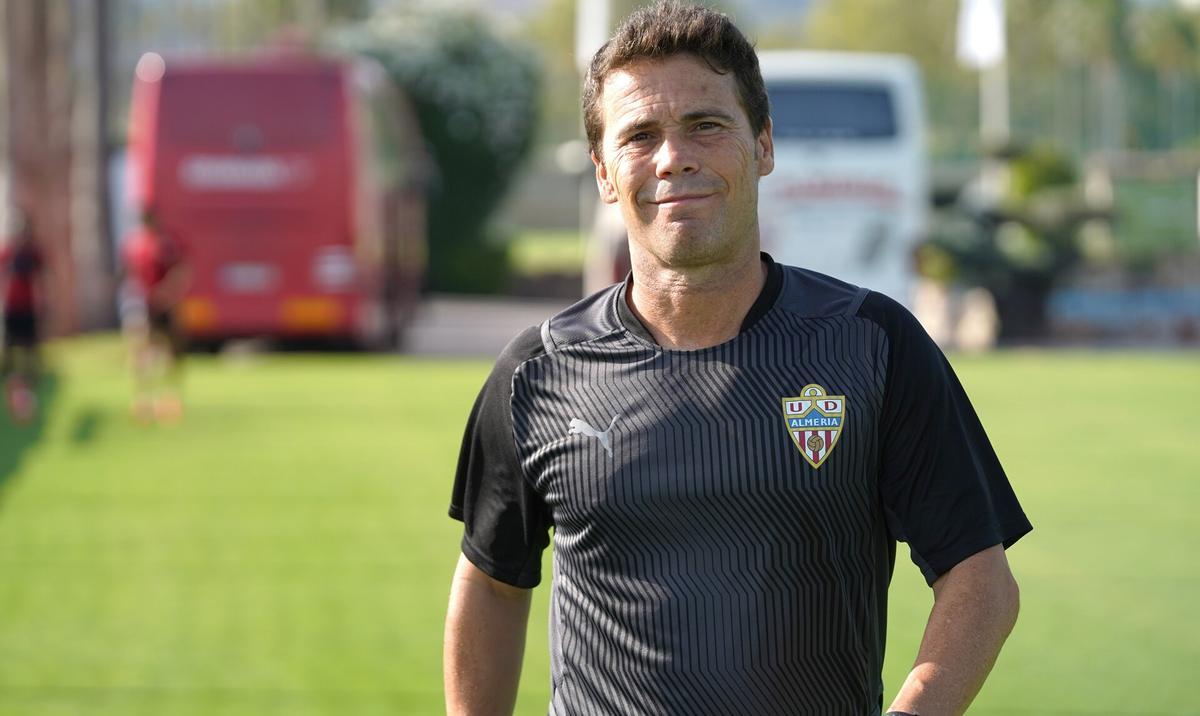 Rubi, entrenador del Almería, durante un entrenamiento dle cuadro indálico.
