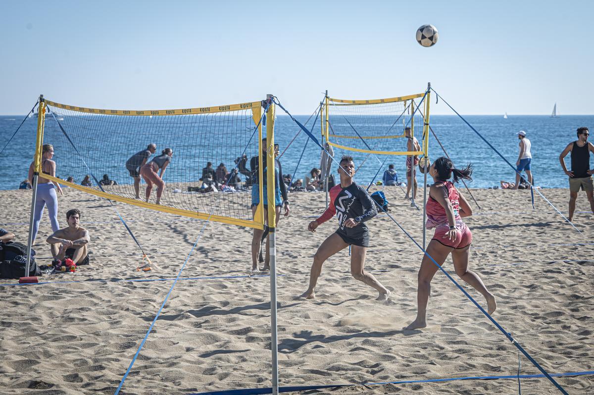 Los barceloneses acuden en masa a las playas de la ciudad para disfrutar del último día primaveral antes de la llegada del frío