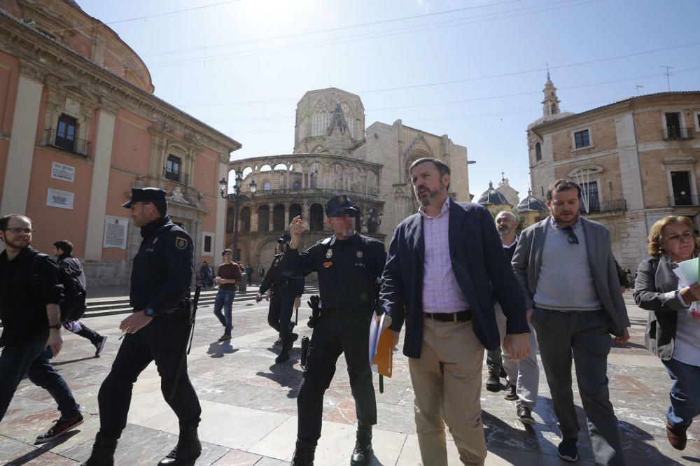 Los representantes de Hazte Oír, en València.