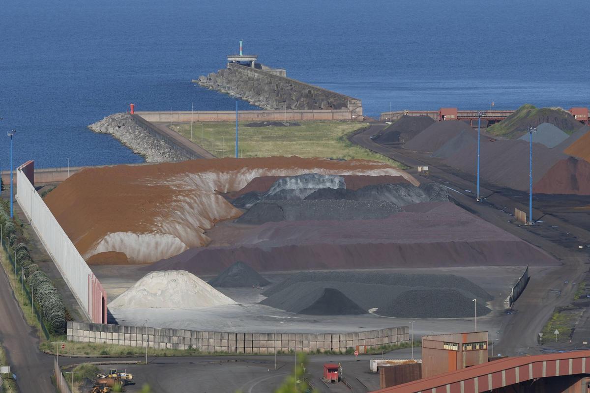 Parvas de mineral de hierro en la explanada trasera de Ebhisa.