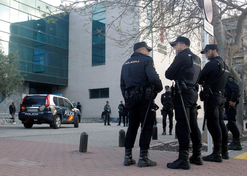 Varios policías vigilan los alrededores de los Juzgados de Dénia, este viernes, ante la llegada del autor confeso del asesinato de su pareja sentimental, ocurrido el pasado fin de semana en Moraira (Alicante).