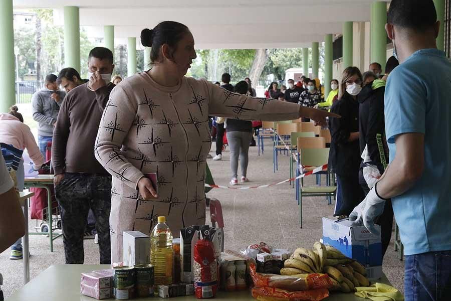 Reparto masivo de alimentos en el colegio Fernán Pérez de Oliva