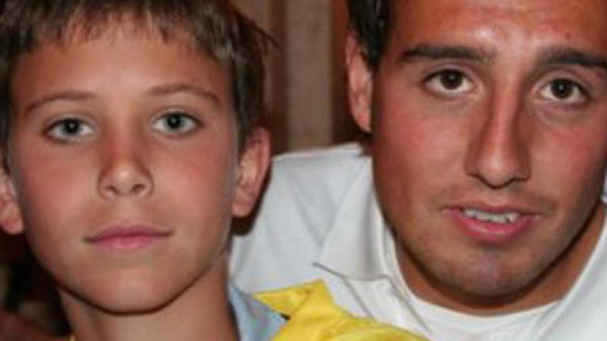 La imagen del joven admirador junto a Cazorla.