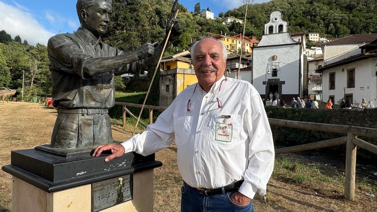 Miguel Ángel Quevedo al lado de la estatua del Artesano y con la capilla del Carmen al fondo, momentos antes de recibir la &quot;Medalla de oro&quot;.
