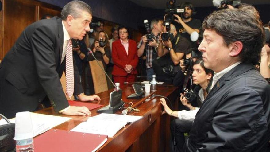 El nuevo alcalde de Ponferrada, Samuel Folgueral, y el exalcalde del PP Ismael Álvarez, de pie a la izquierda.