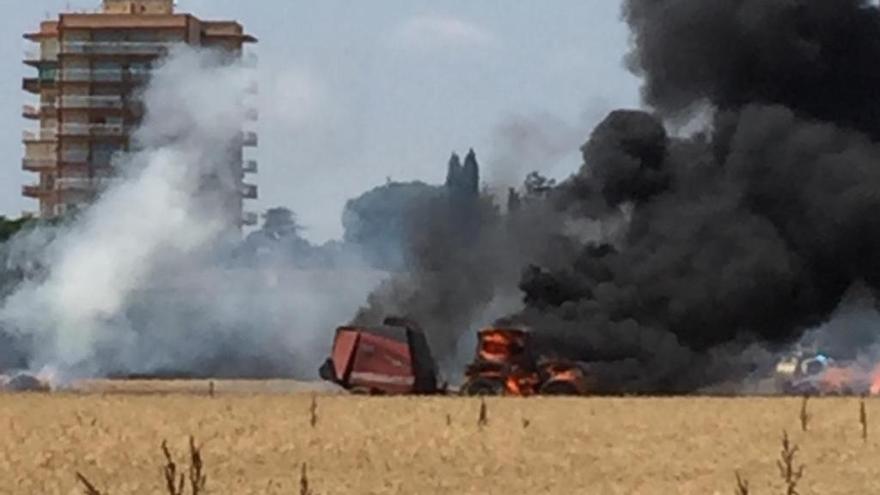 Foc en un camp de cereals amb maquinària agrícola a Sant Pere Pescador