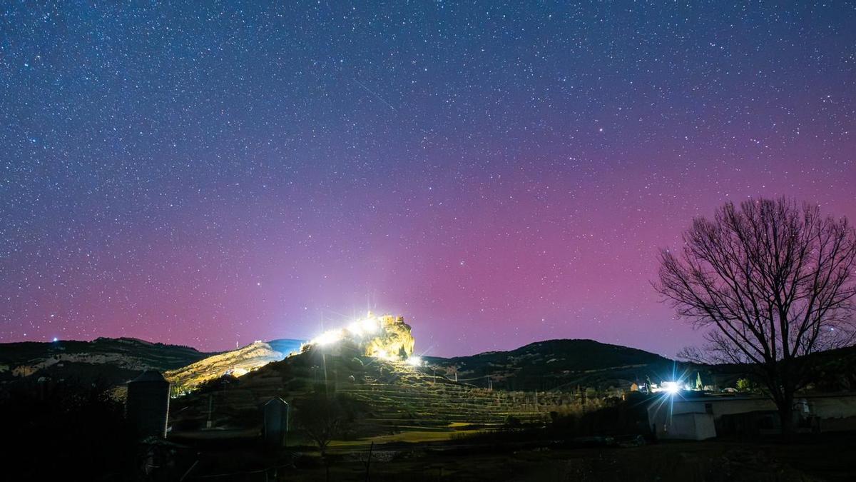 Imagen de Xodos con el cielo teñido de rosa gracias a una aurora boreal el primer día del año 2025.