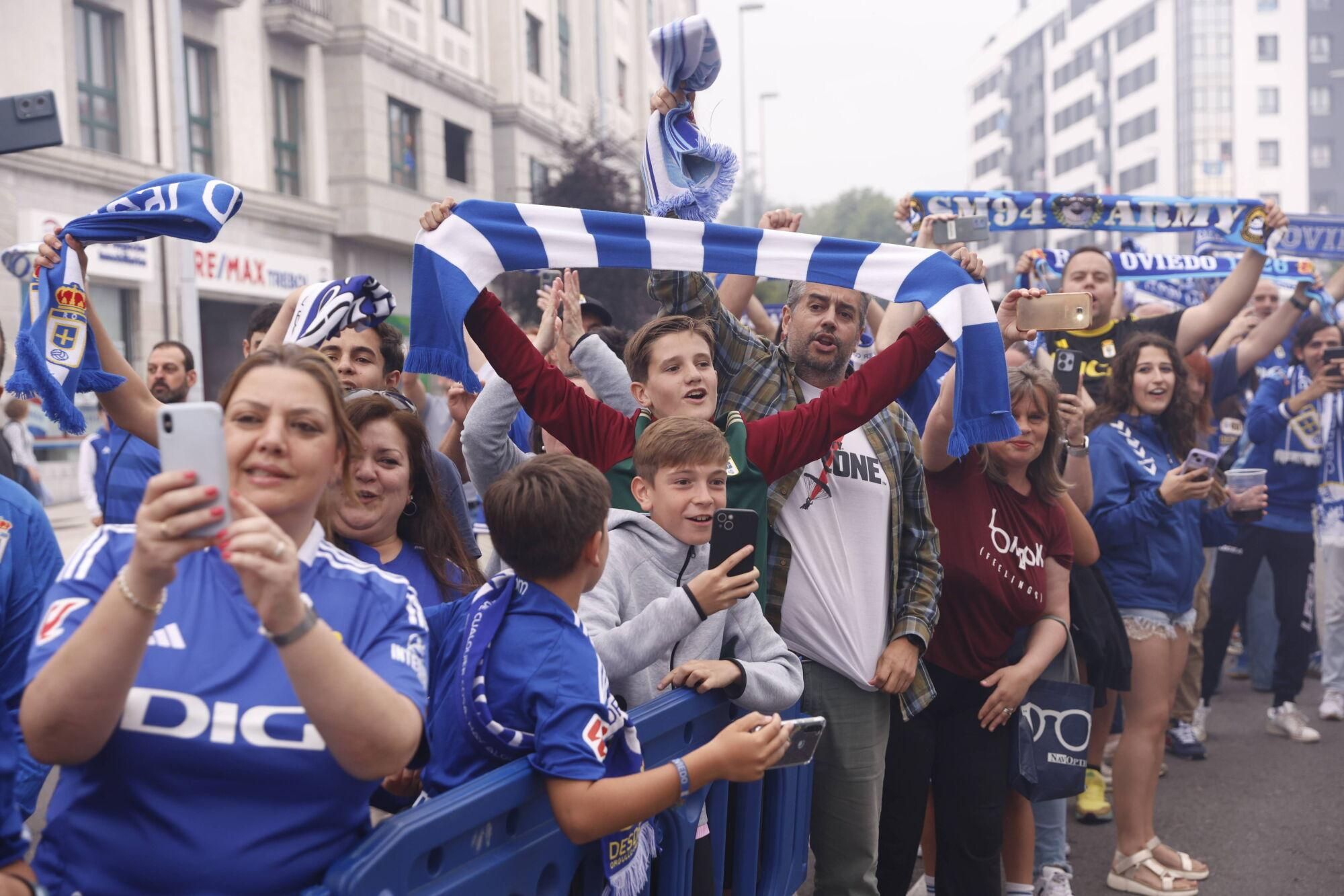 EN IMÁGENES: Espectacular recibimiento de la afición del Oviedo a su equipo antes de la vuelta por el ascenso contra el Almería