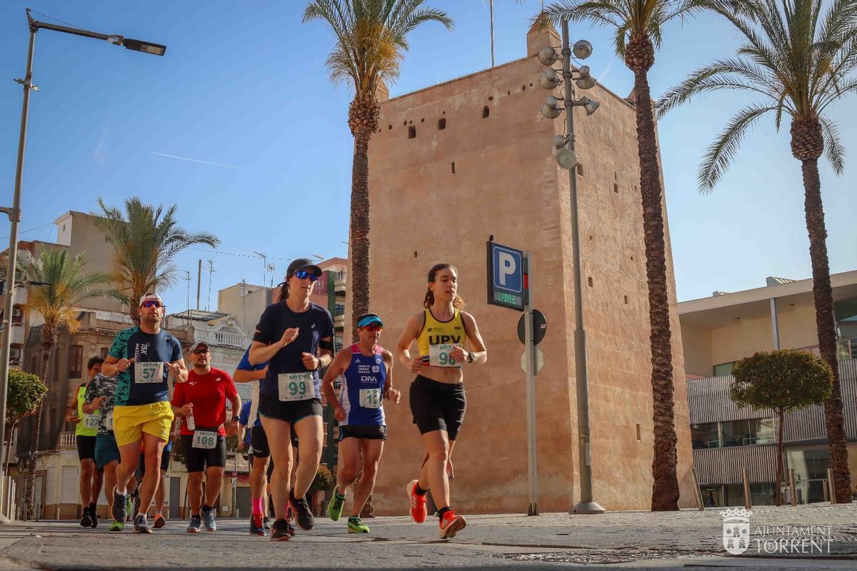 Los corredores pasan por la Torre.