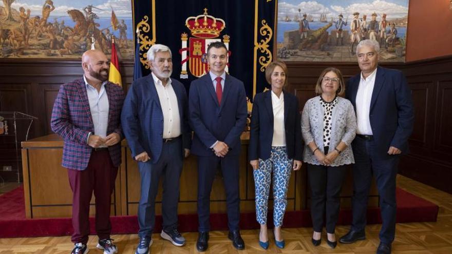 Héctor Gómez flanqueado por Marco González (i), J. Miguel Rodríguez Fraga, Onalia Bueno, Josefa Mesa y José Juan Cruz .