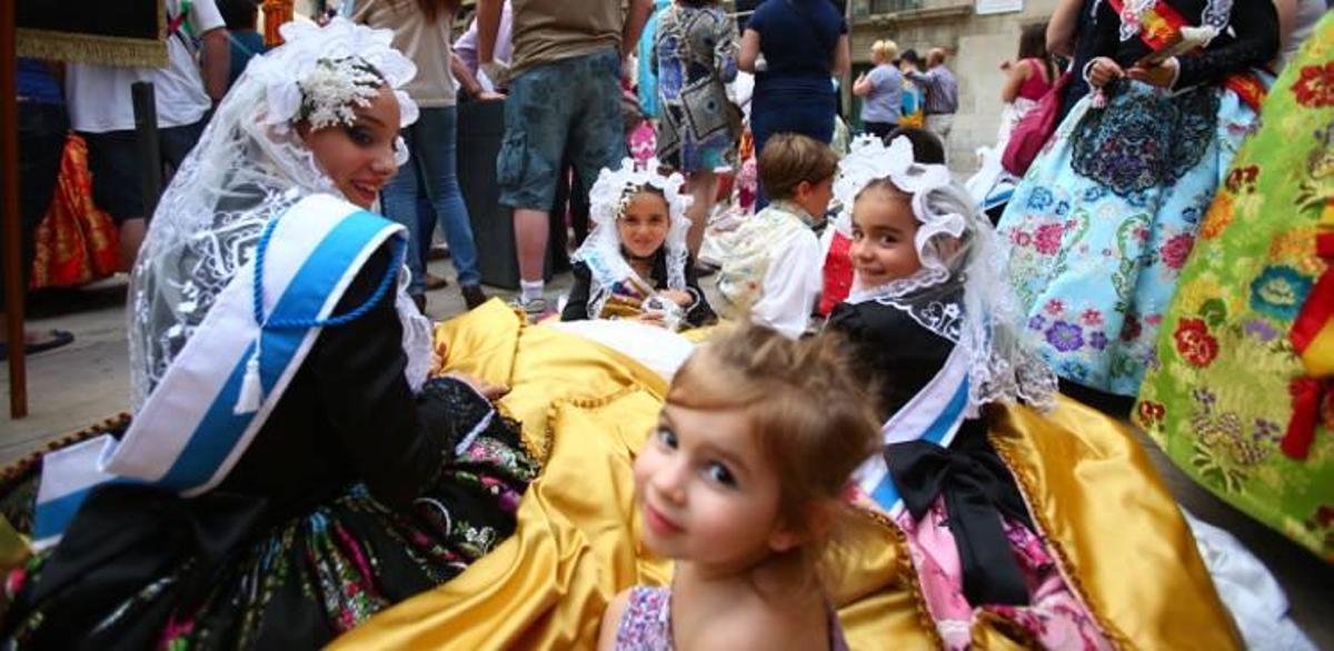 Festeras en el Ayuntamiento.