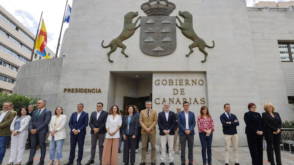 Minuto de silencio por la mujer asesinada en Las Palmas de Gran Canaria, ante la sede del Gobierno regional.