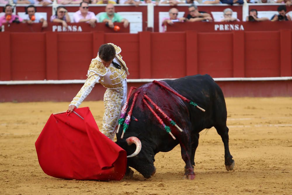 Las imágenes de la tercera corrida de abono de la feria taurina de Málaga en La Malagueta.