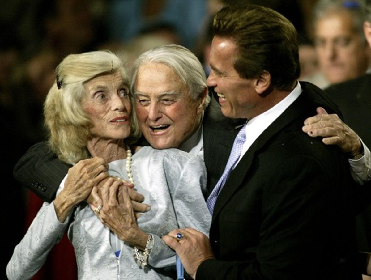 Sargent Shriver (centre), al costat de la seva dona, Eunice, i el seu gendre, Arnold Schwarzenegger, l’octubre del 2003. Sargent Shriver (centre), al costat de la seva dona, Eunice, i el seu gendre, Arnold Schwarzenegger, l’octubre del 2003.