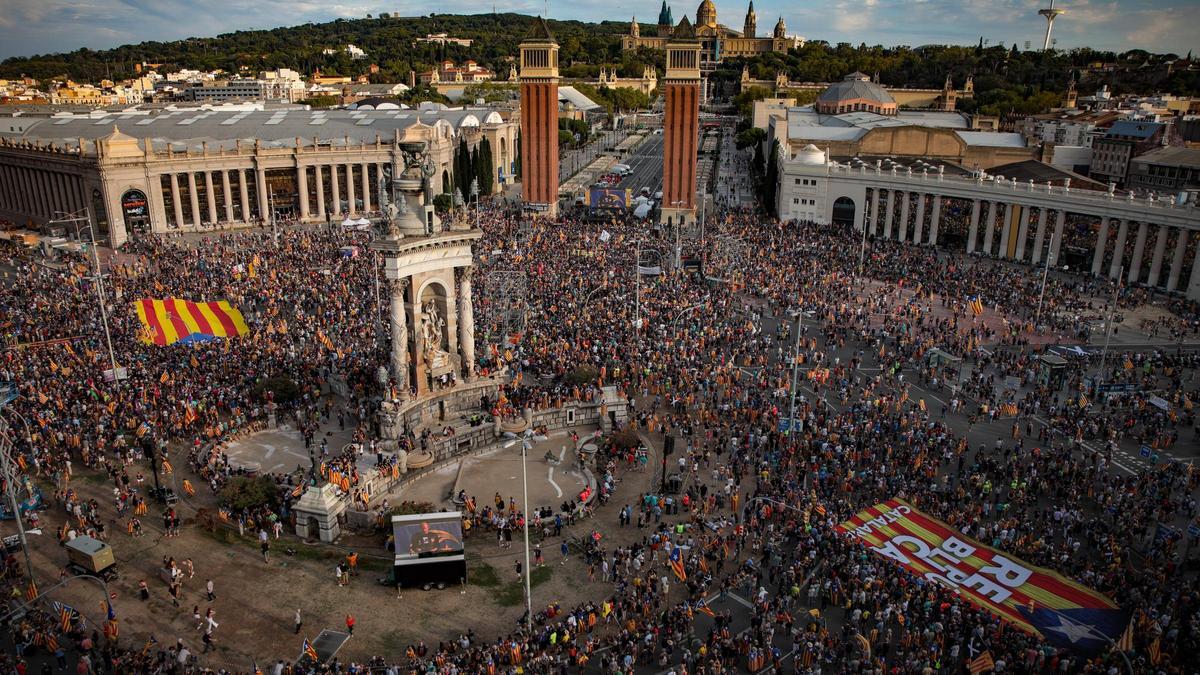 Menschen nehmen im September 2023 an der Plaça d'Espanya an einer Kundgebung für die Abspaltung Kataloniens von Spanien teil. Die Kundgebung findet anlässlich der «Diada» statt, des Nationalfeiertages, den die Katalanen seit 1714 jedes Jahr am 11. September begehen.
