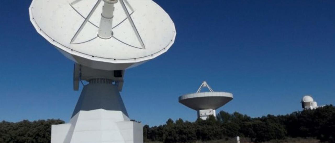 El radiotelescopio del observatorio de Yebes, en Guadalajara, de 13,2 metros, similar al previsto en Gran Canaria.