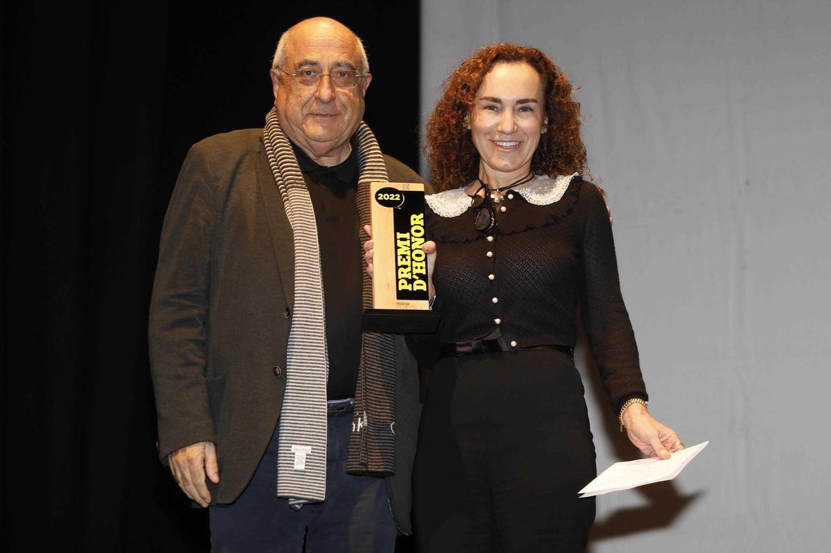 Maria del Mar Nogareda rebent el premi Diari de Girona de Joaquim Nadal.