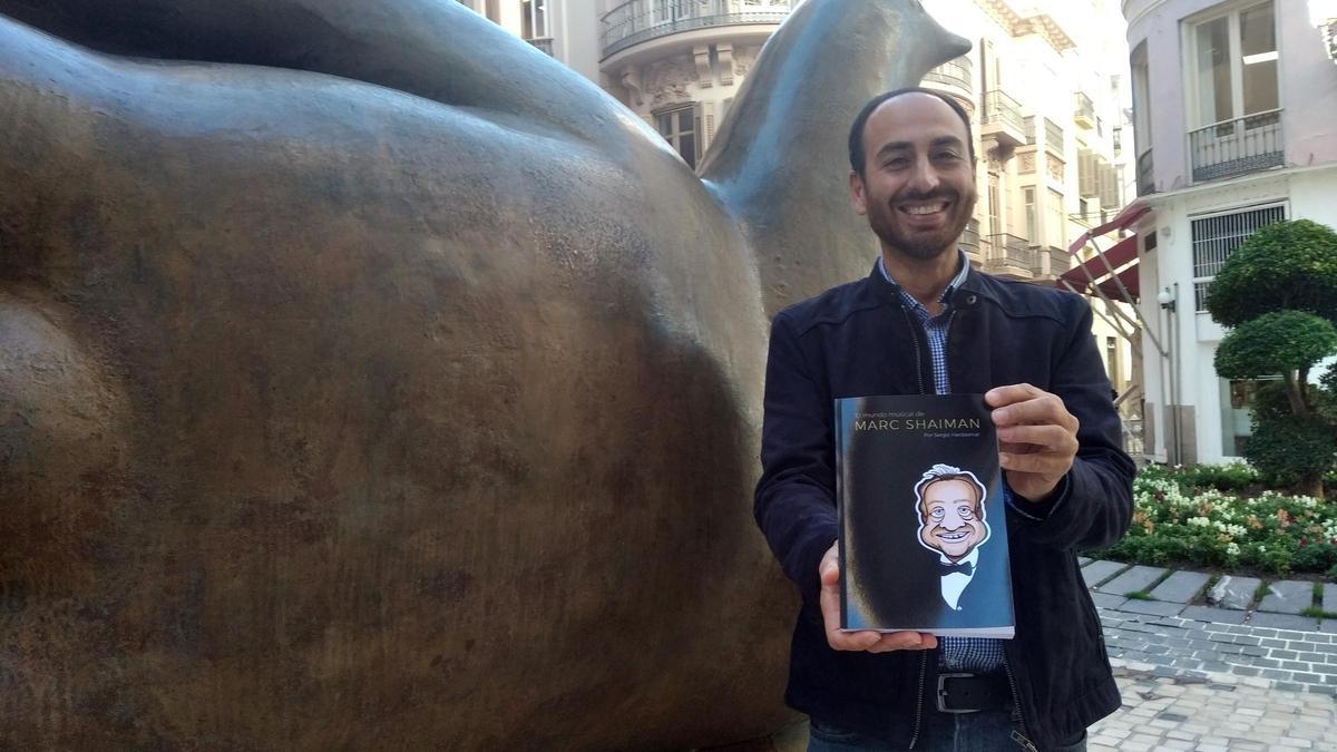 Sergio Hardasmal, en el Centro de Málaga con su libro sobre el compositor.