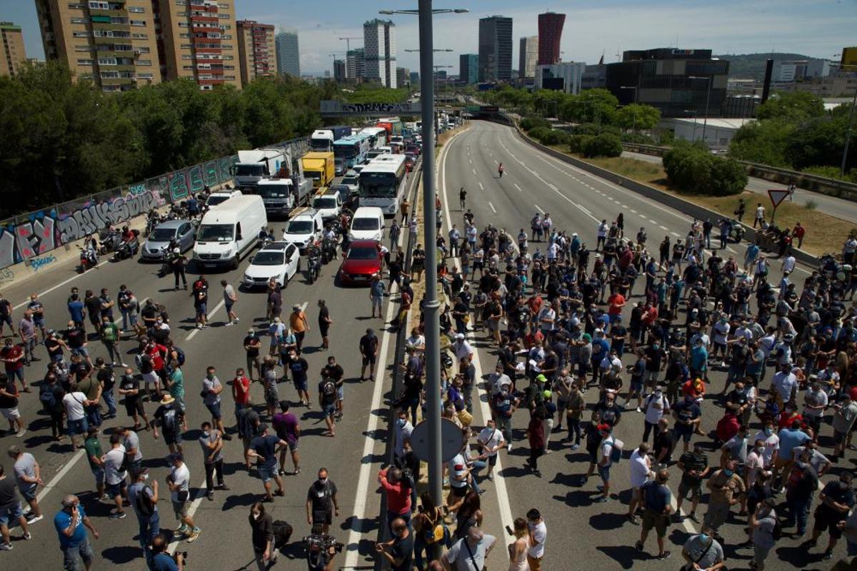 Trabajadores de la planta de Nissan en la Zona Franca de Barcelona protestan ante el cierre