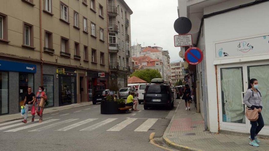 Muchos conductores no se fijan en la señal de prohibido circular. Ayer, día de mercadillo, sí que estaba permitido el tránsito de vehículos.
