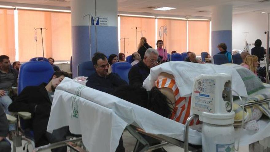 La sala de espera de las Urgencias del Clínico repleta de pacientes en enero pasado.