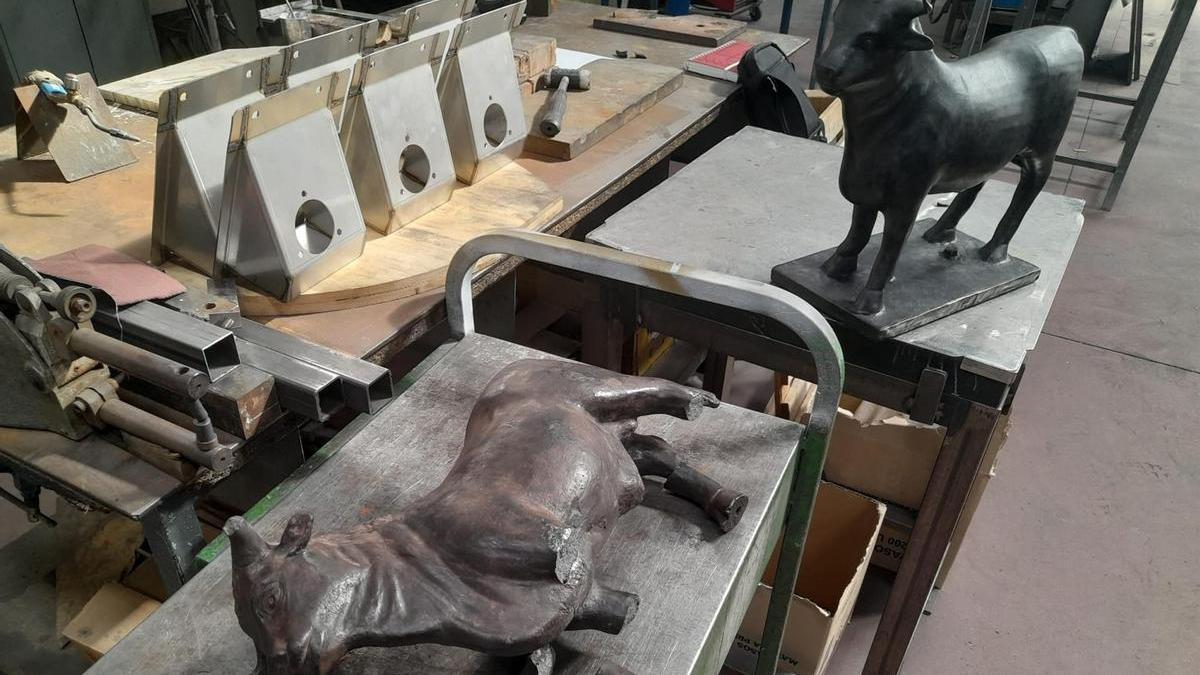 La réplica del Torico y la figura original, destrozada tras la caída.