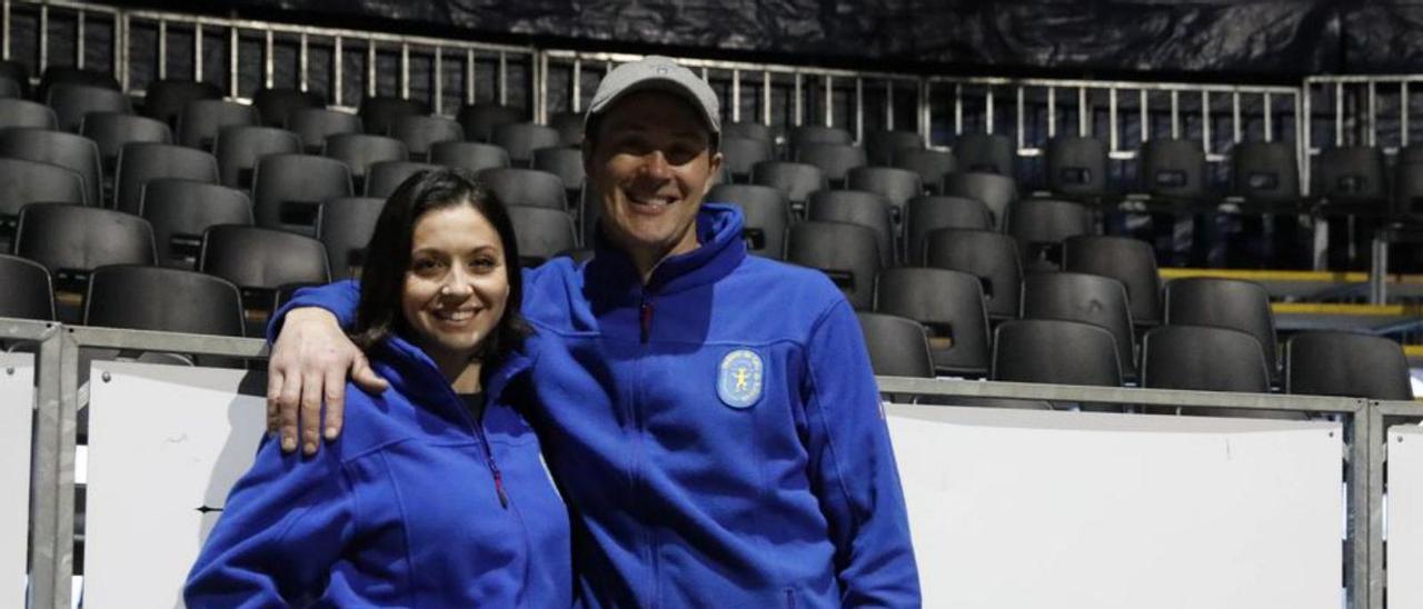 Katie Santos y Alexander Lacey, ayer, durante las labores de montaje del  circo. | Ángel González